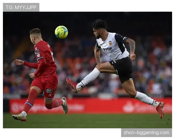 西甲基金会在社区推广“战术棋盘”游戏,旨在青少年中普及基础足球决策思维。 西甲基金会在社区推广“战术棋盘”游戏,旨在青少年中普及基础足球决策思维。