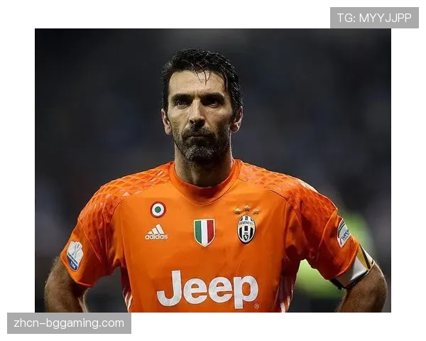 特写：传奇门将布冯现身帕尔马主场，观看老东家意乙比赛